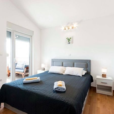 Cozy Apartment With Private Parking 메덜린 외부 사진