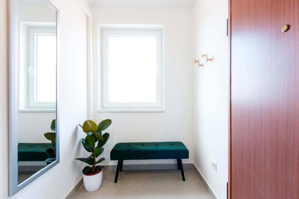 Cozy Apartment With Private Parking 메덜린 외부 사진