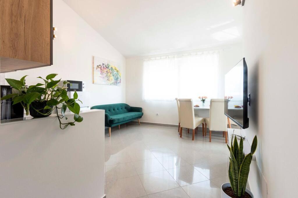 Cozy Apartment With Private Parking 메덜린 외부 사진