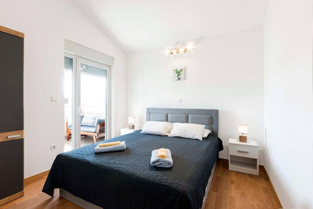 Cozy Apartment With Private Parking 메덜린 외부 사진