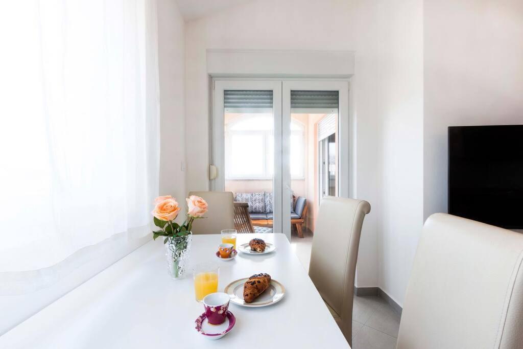 Cozy Apartment With Private Parking 메덜린 외부 사진