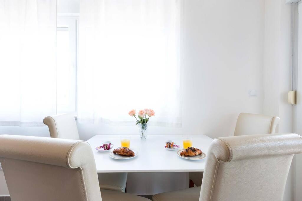 Cozy Apartment With Private Parking 메덜린 외부 사진