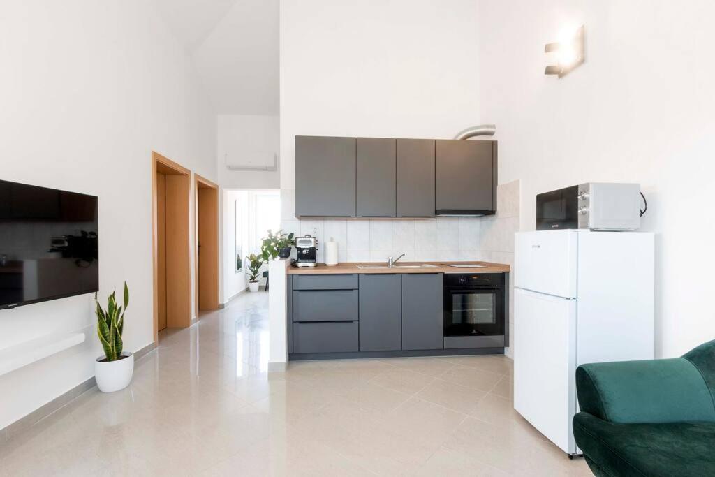 Cozy Apartment With Private Parking 메덜린 외부 사진