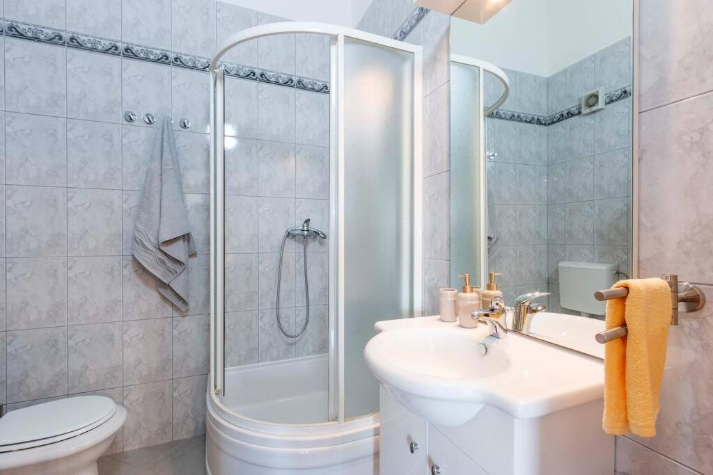Cozy Apartment With Private Parking 메덜린 외부 사진