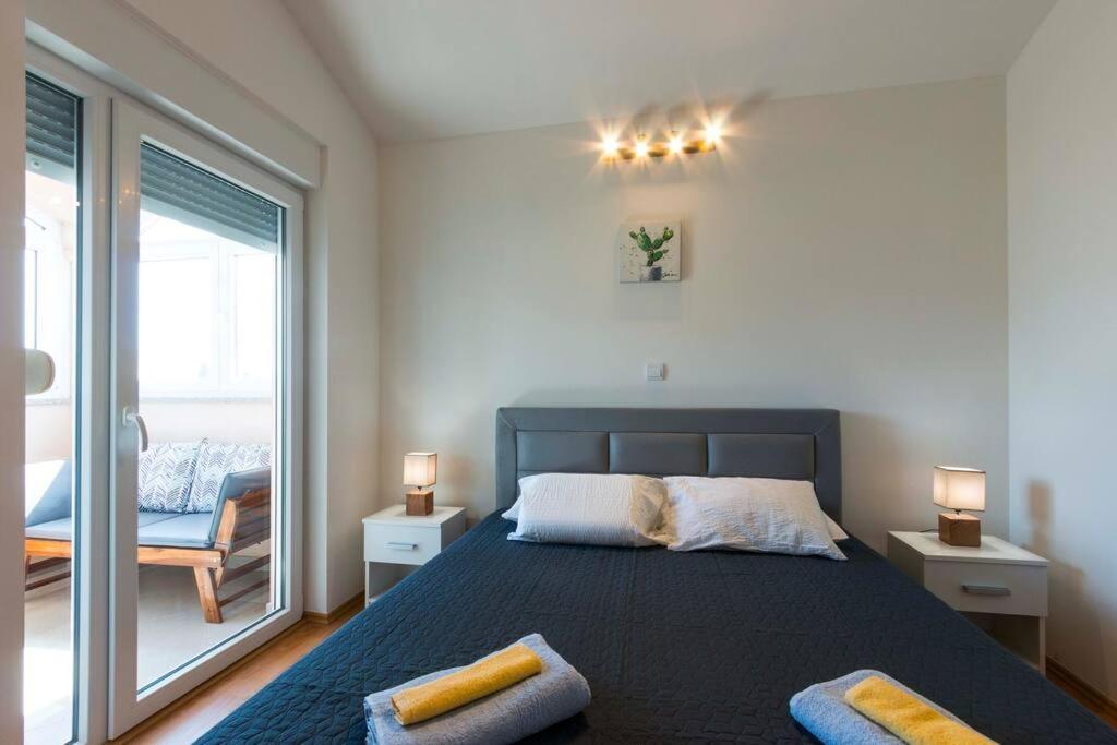 Cozy Apartment With Private Parking 메덜린 외부 사진