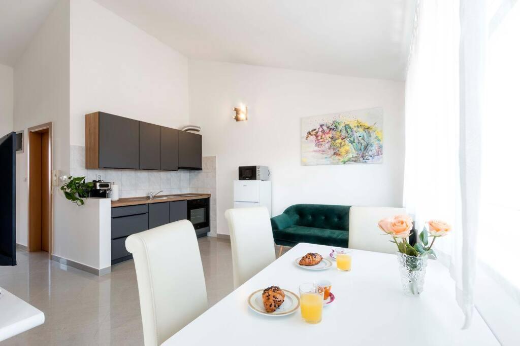 Cozy Apartment With Private Parking 메덜린 외부 사진