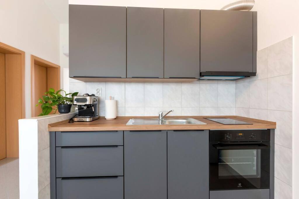 Cozy Apartment With Private Parking 메덜린 외부 사진